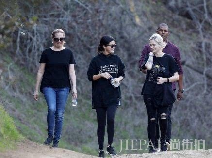 赛琳娜又穿运动衣秀小蛮腰啦