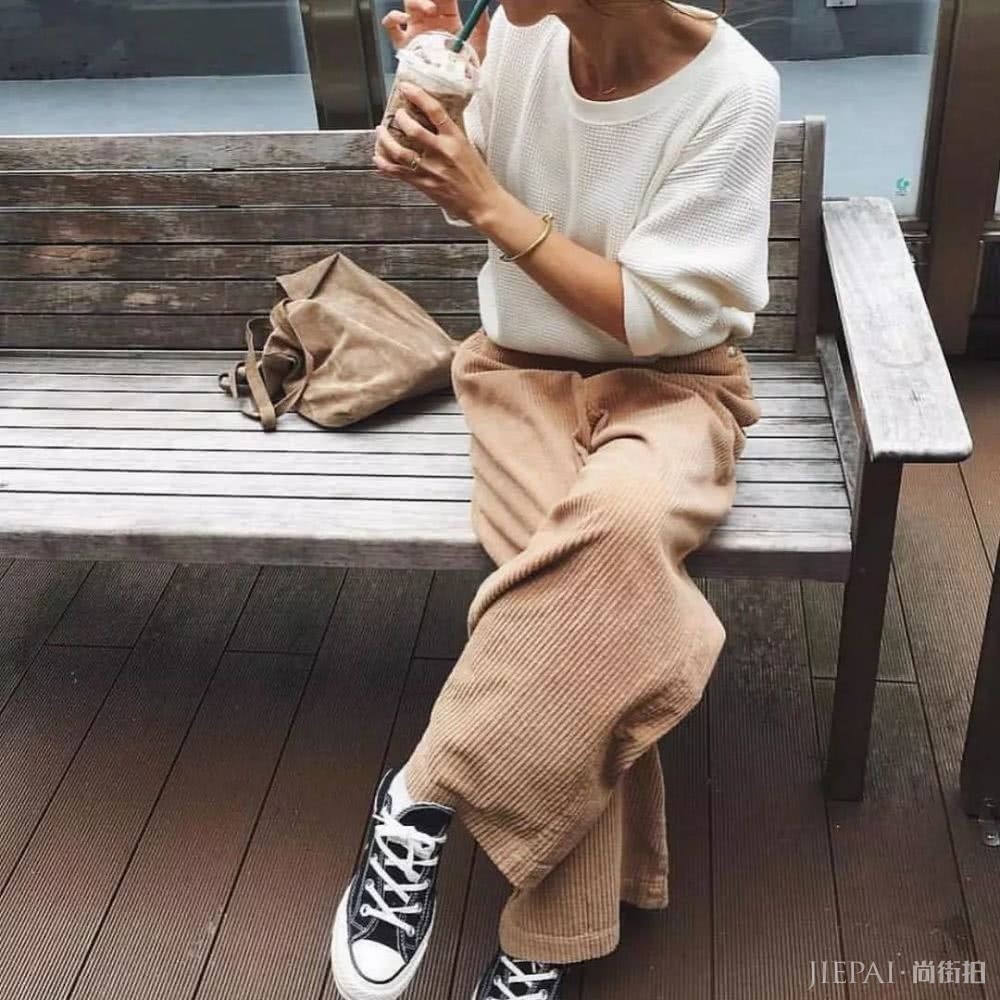 粉+灰、驼+白，这几个颜色穿在一起叫“看起来很贵”！