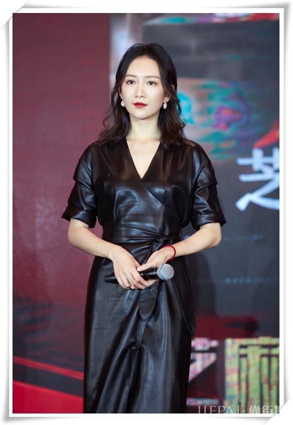 王鸥换新发型鱼尾包臂裙显女神身姿，御姐气质十足