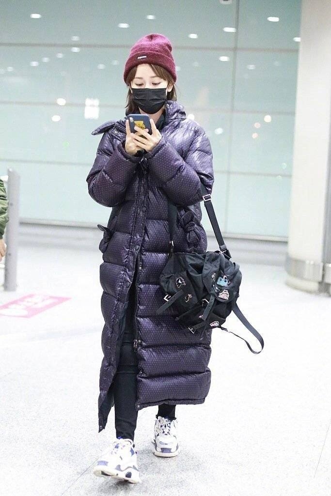 杨紫穿应援羽绒服走机场,内搭卫衣换个色显白太多,实力宠粉