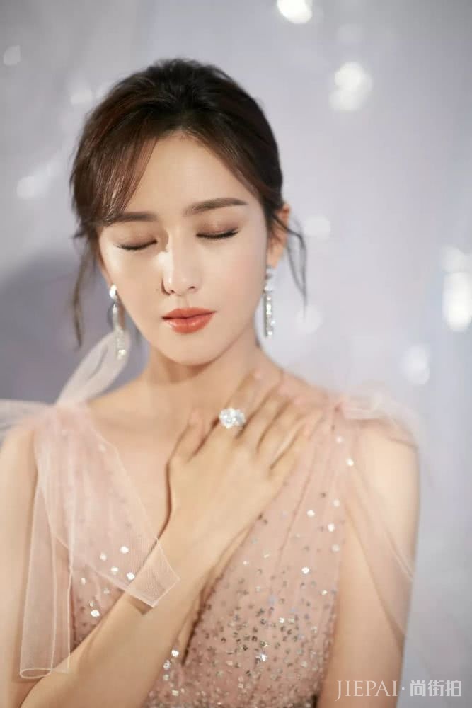 圣诞节妆容怎么画能出彩?这里有一份画妆技巧清单