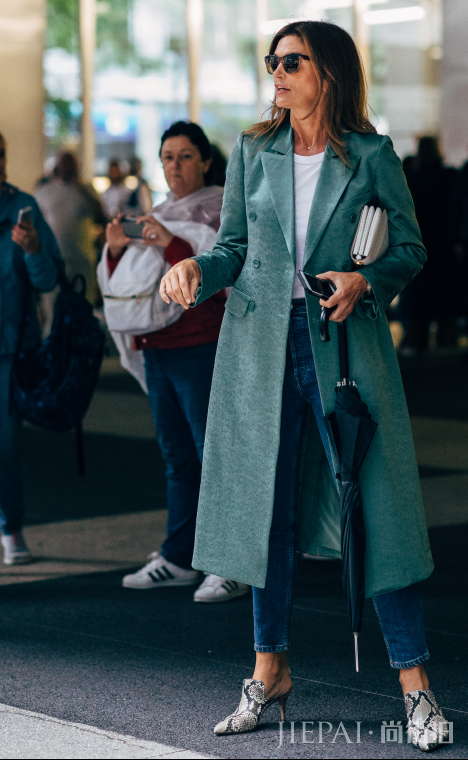 蓝色大衣怎么搭配 穿蓝色衣服璀璨而魅力十足