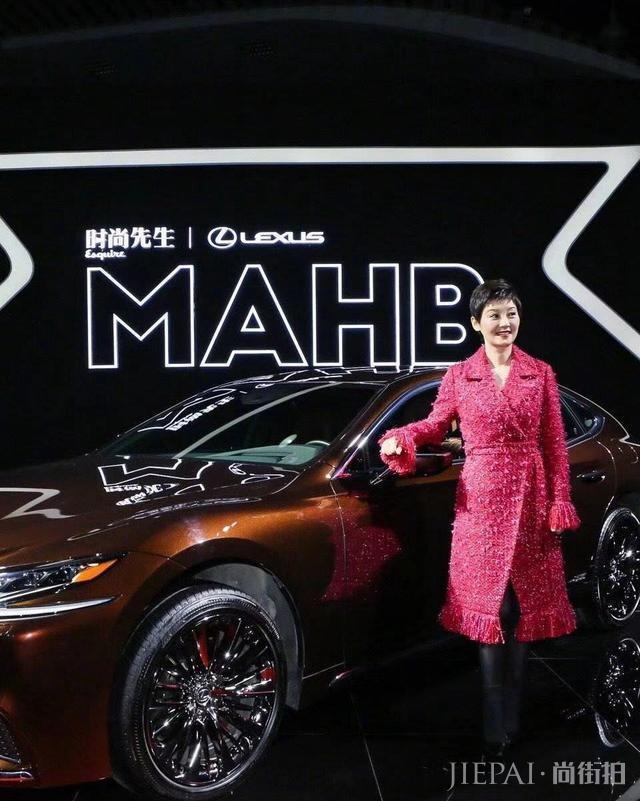 徐帆也紧追潮流, “狗啃刘海”短发加“起球”大衣, 帅气优雅两不误