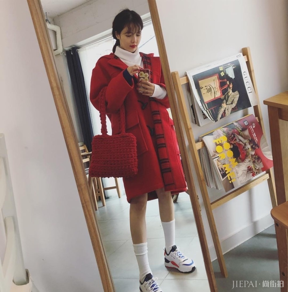 牛角扣大衣配什么裤子?马思纯搭配直筒裤温柔又时髦,真漂亮
