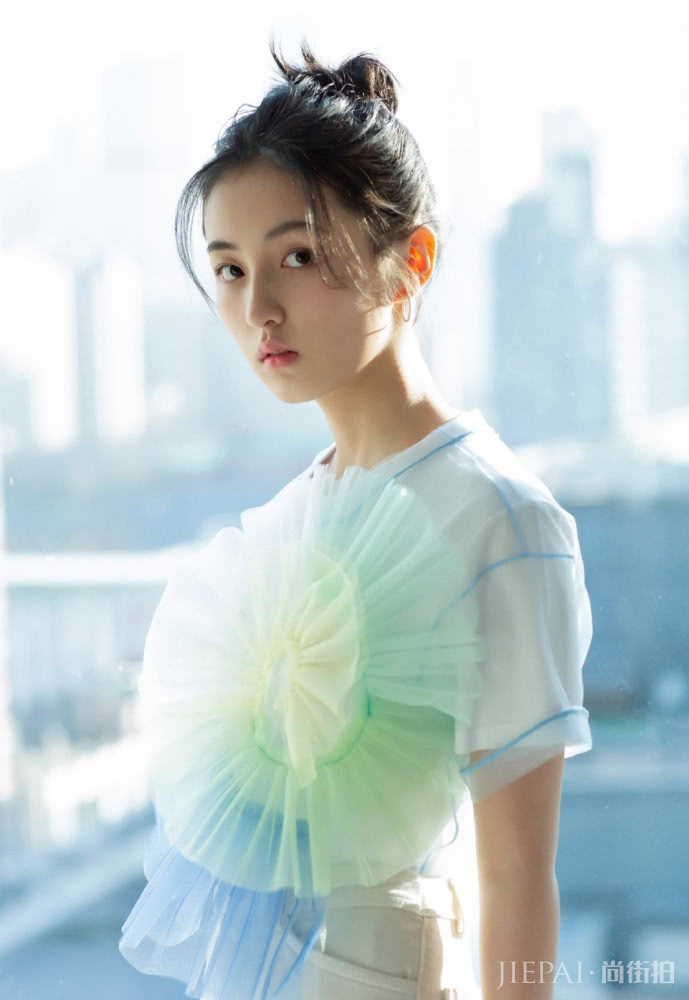 张子枫扎丸子头,换双高跟鞋秒变女神,美到了骨子里了。