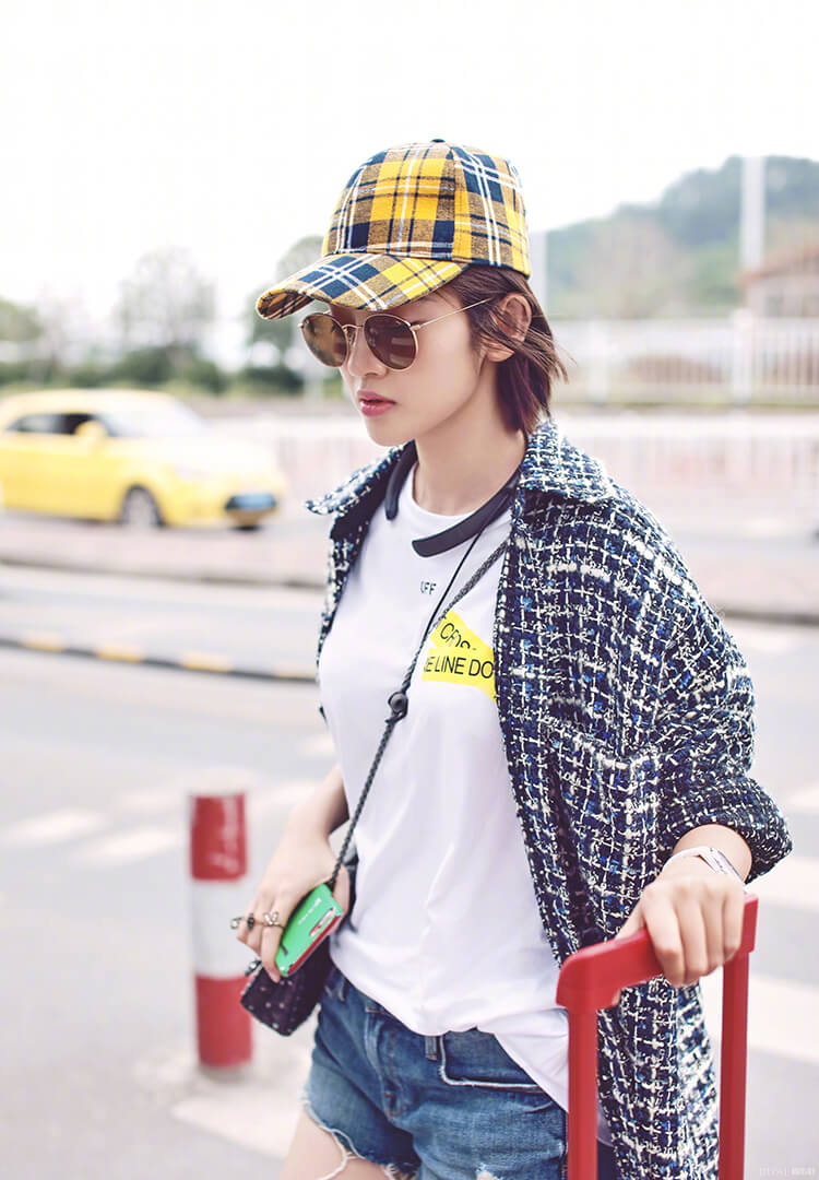 唐艺昕将刘海烫卷了,搭配短发俏皮又可爱