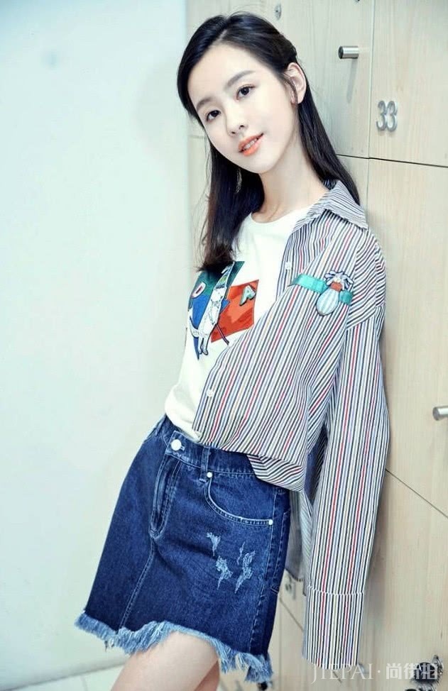 陈都灵衬衫百褶裙穿成高中生,微微一笑更呆萌