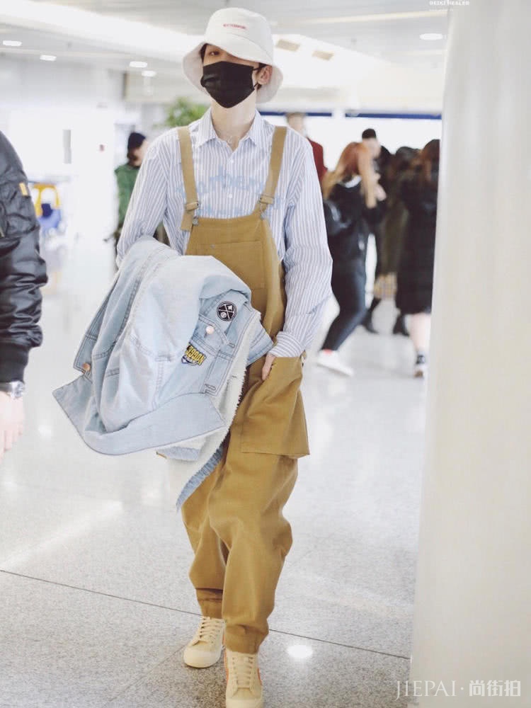 还在穿呢大衣？明星街拍都改穿保暖又时尚的加绒牛仔了