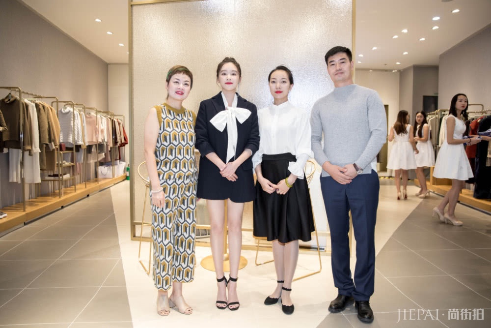 阚清子穿V领上衣配绑带皮裤,衣袖遮脸美艳动人