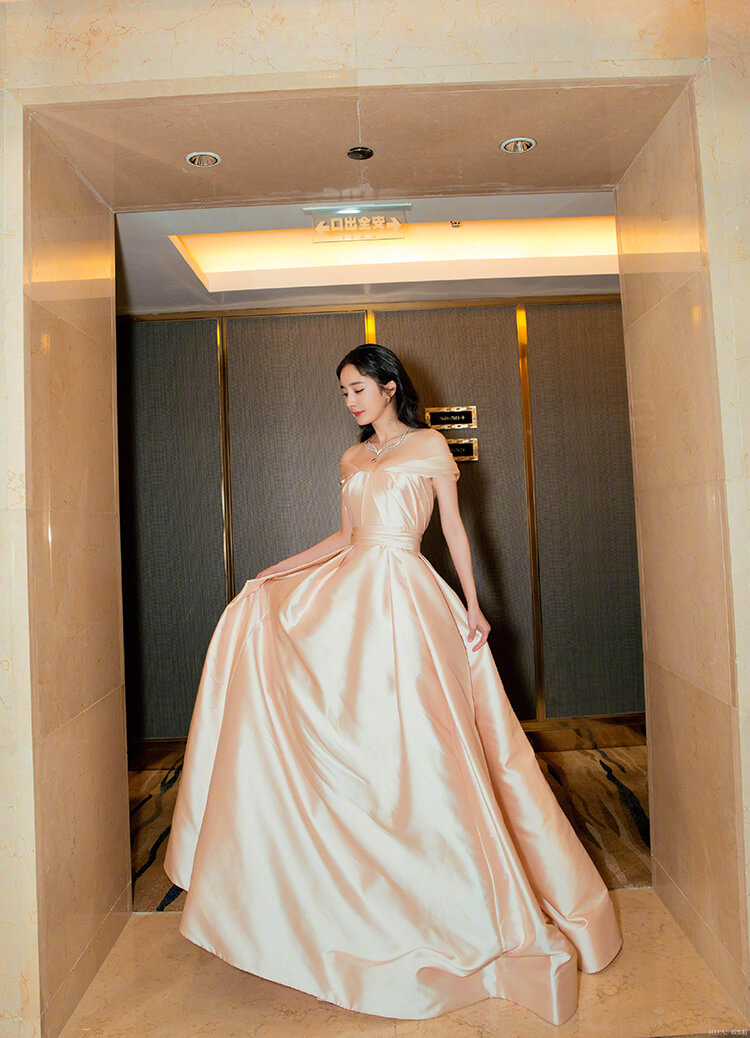 杨幂粉色裙扮嫩却性感撩人,一般人穿不出这美感