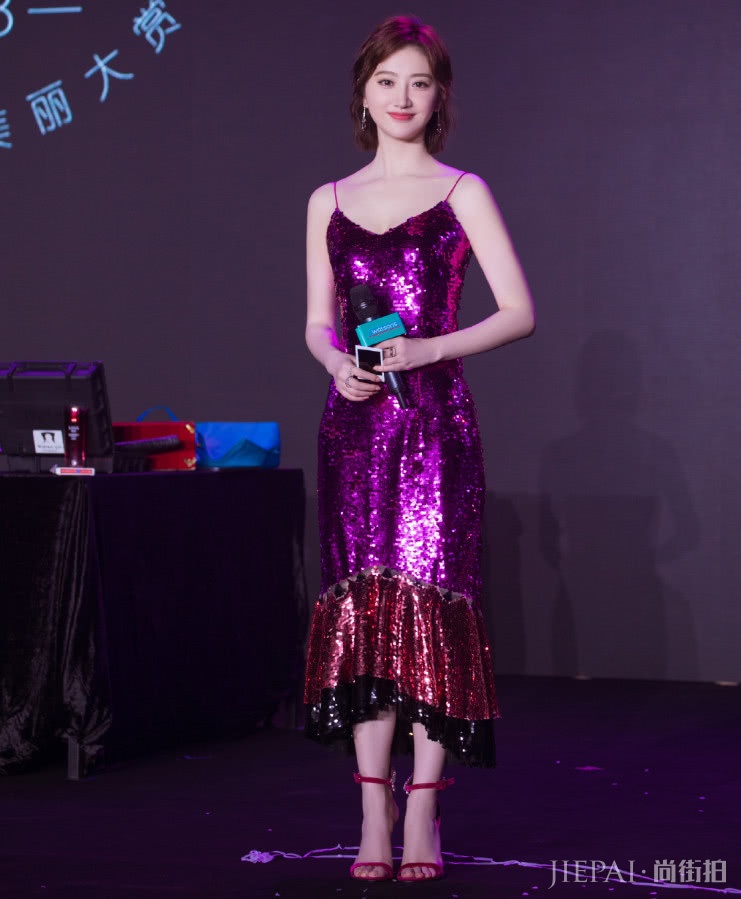 景甜为秀腿穿超短“豆腐裤”上节目,一坐下来,全场观众想捂眼!