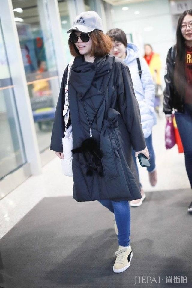 张靓颖机场又穿大羽绒服瘦腿裤,只是换个发型最少年轻10岁!