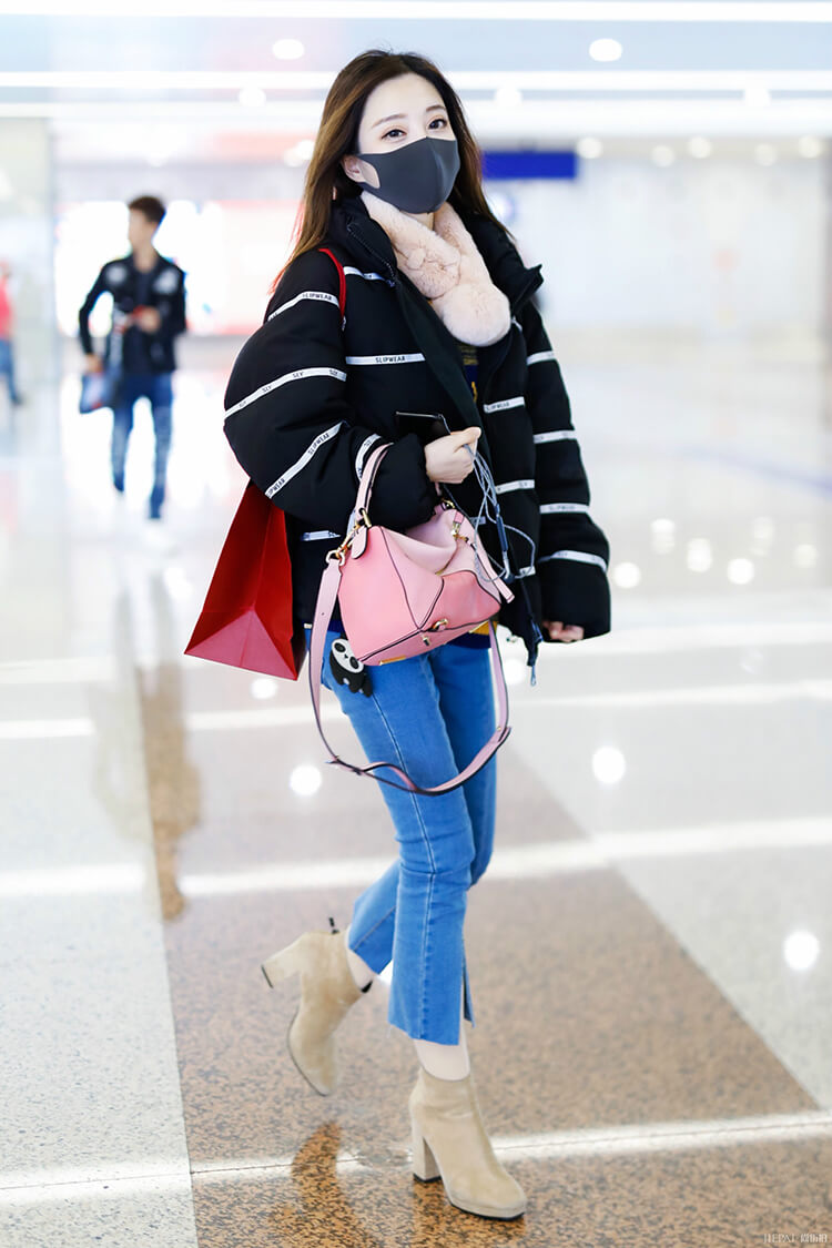 冯提莫腿细得过分牛仔裤里面穿肉色秋裤