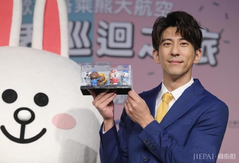 修杰楷出席活动，穿宝蓝色西装帅气有范，奶爸亲和力满分