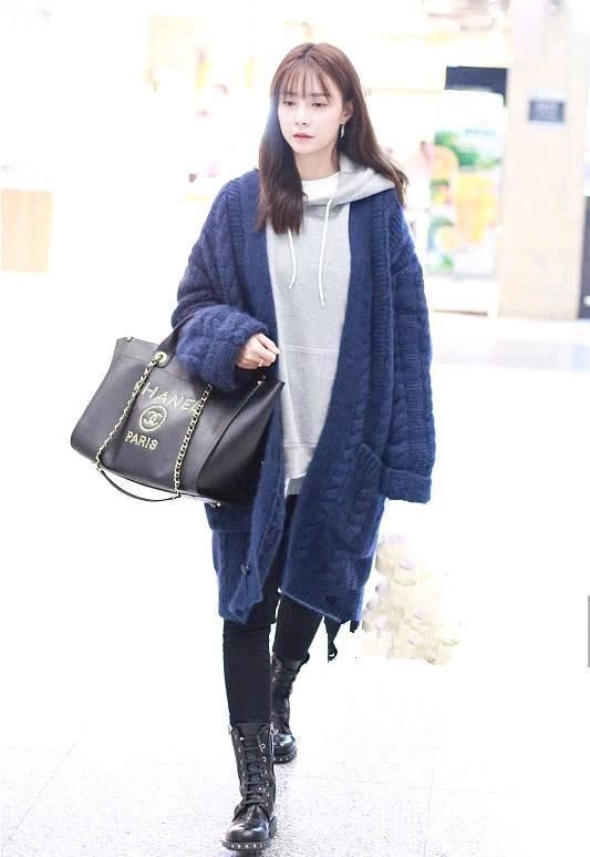 沈梦辰跨香奈儿包现身,紧身裤配宽毛衣,美!