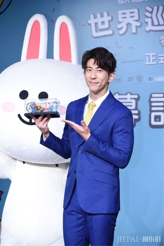 修杰楷出席活动，穿宝蓝色西装帅气有范，奶爸亲和力满分