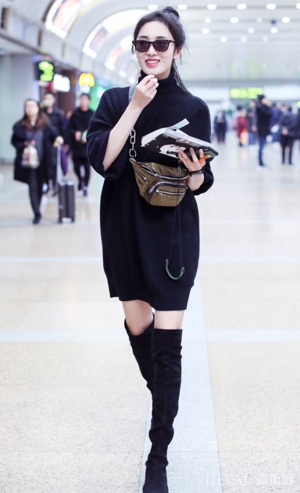 王紫璇把毛衣当裙穿，秀出的“鸵鸟腿”才牛