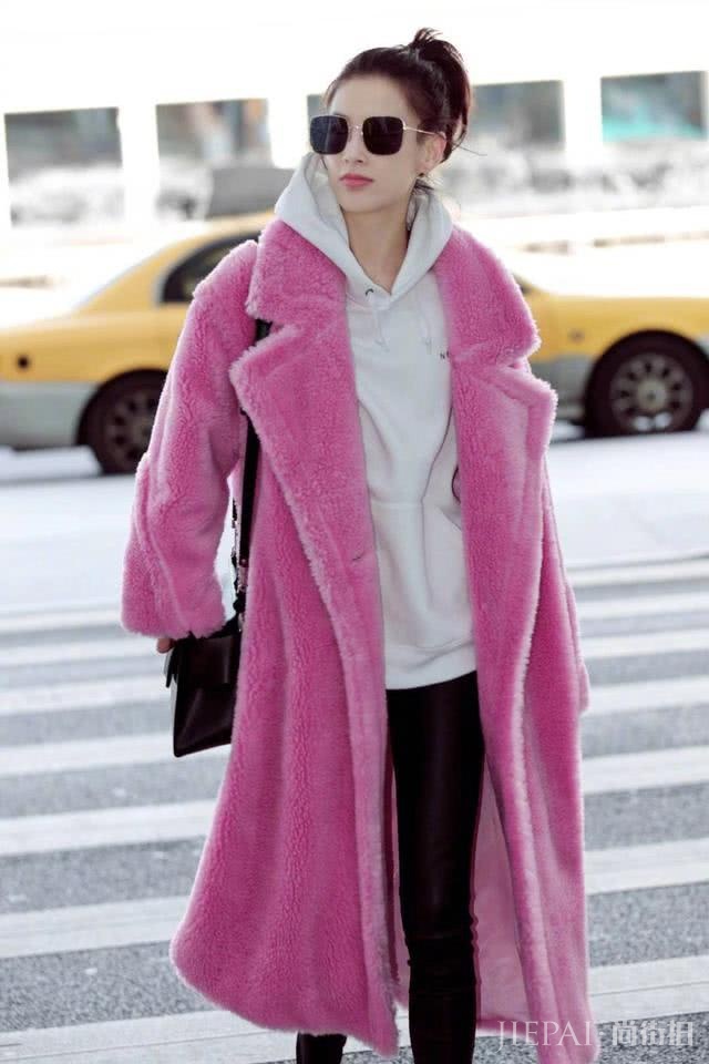 黄圣依一件玫红大衣嫩成18岁少女，脚上袜靴更添时尚感