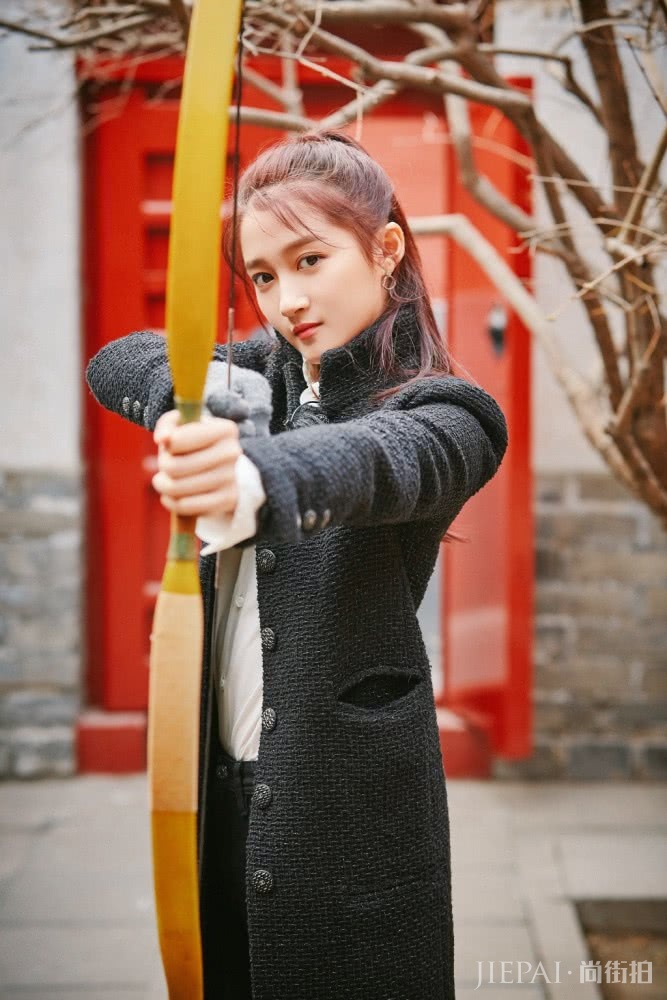 关晓彤穿5万大衣参加节目，弯弓射箭英姿飒爽，鞋子太厉害了