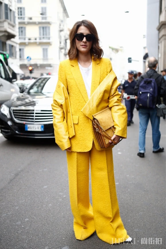 欧美街拍 摆脱黑白灰，用黄色单品穿出整个气质冬天