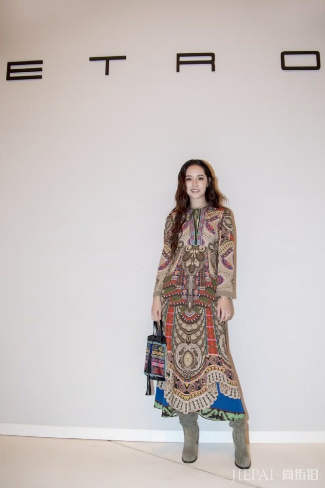 郭碧婷穿V领格纹西装+大红唇，性感十足