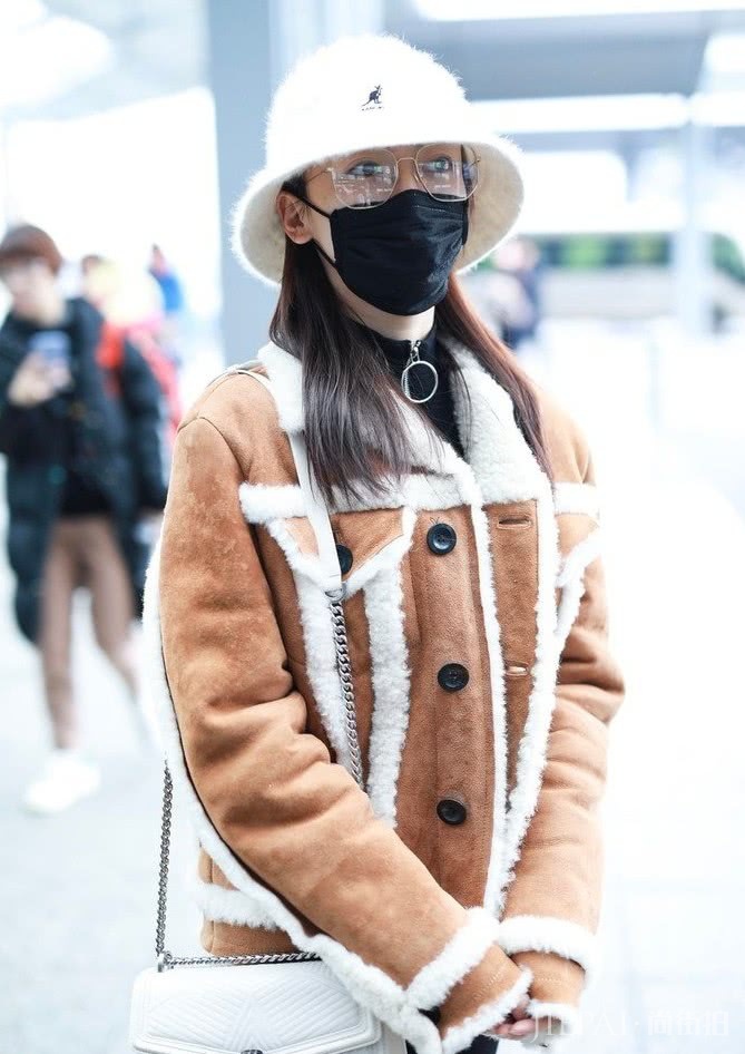 吴谨言把“弹簧裤”剪开一个口,不仅不冷还很时髦!