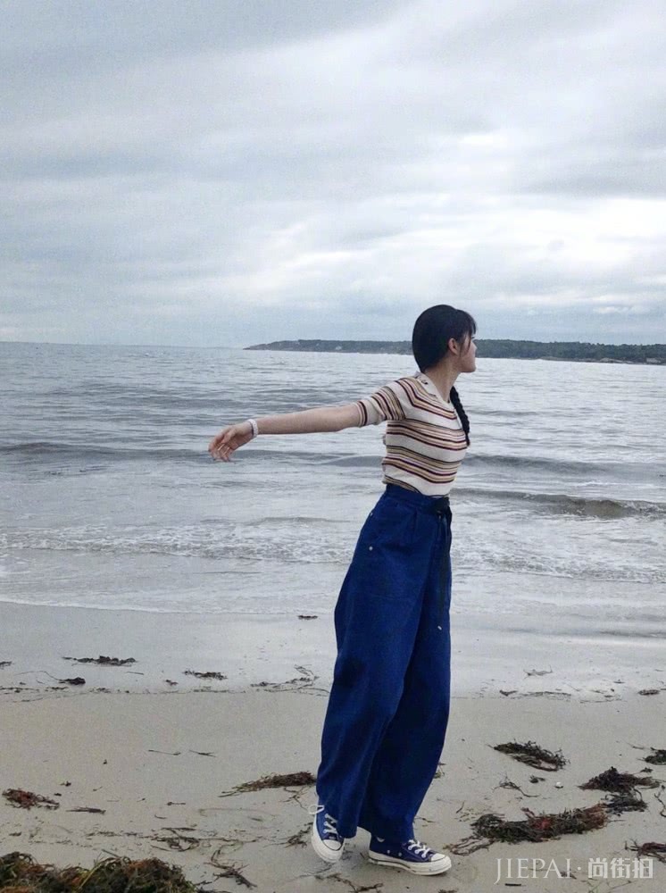 欧阳娜娜白色卫衣搭配运动裤俏皮又少女