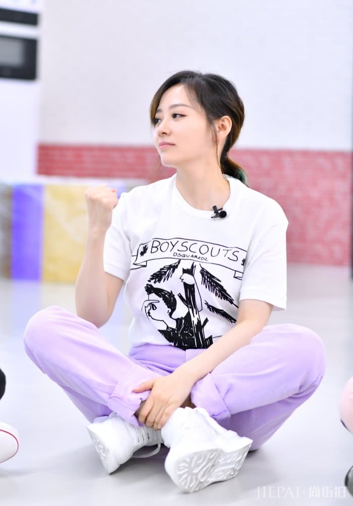 张靓颖参加《锋味》,低扎发搭配白T恤嫩成少女