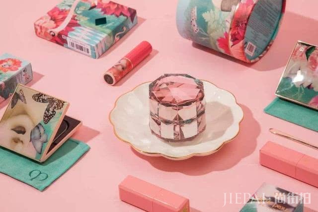 2018圣诞限定彩妆盘点，看完默默收藏了