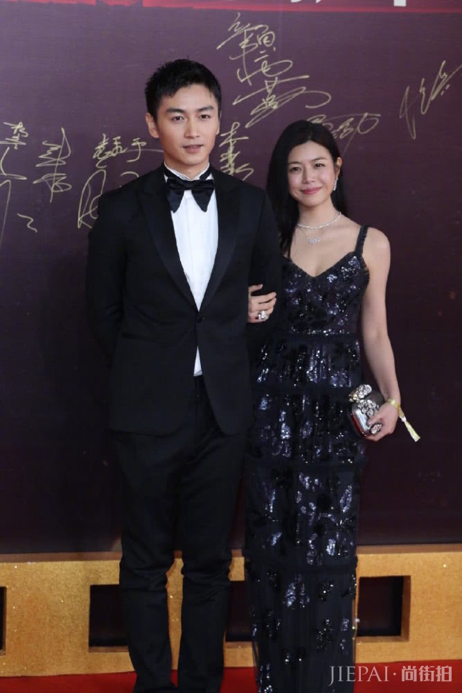 陈妍希陈晓露香肩却被脚上鞋子抢镜