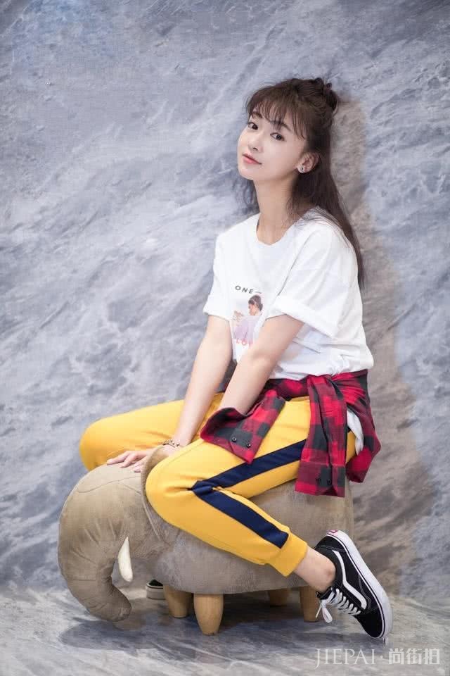 吴谨言又换新发型,波浪大卷配黑色蕾丝裙,复古优雅女人味十足