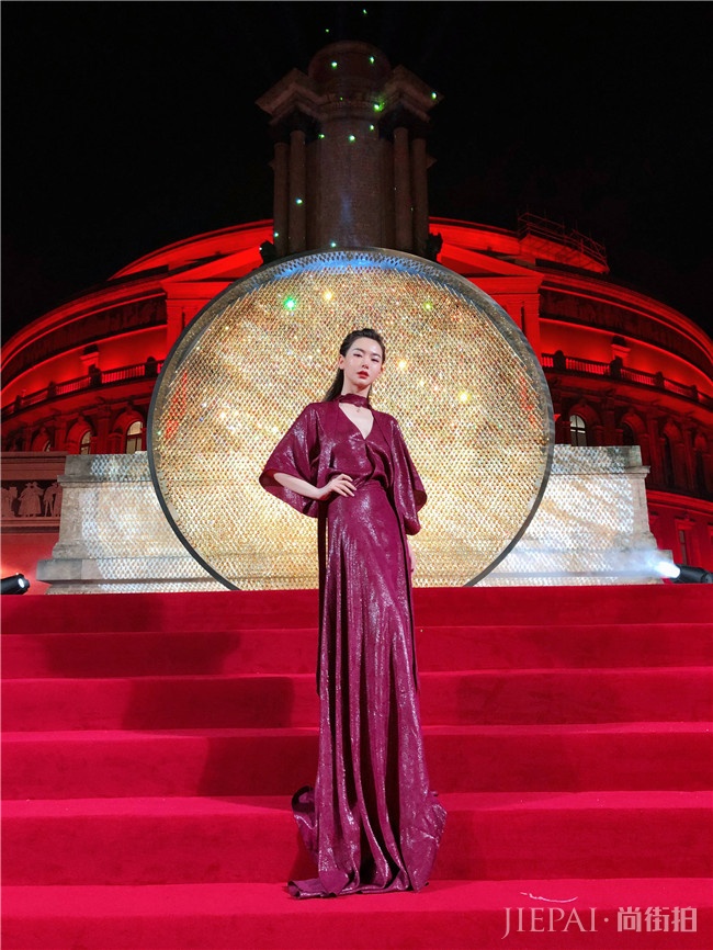 戚薇出席英国时尚典礼 两套礼服美艳亮相国际舞台