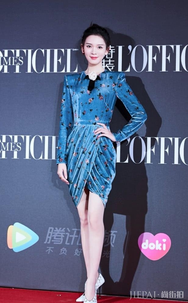 陈瑶穿俗气“奶奶裙”亮相,女生看了都想要!