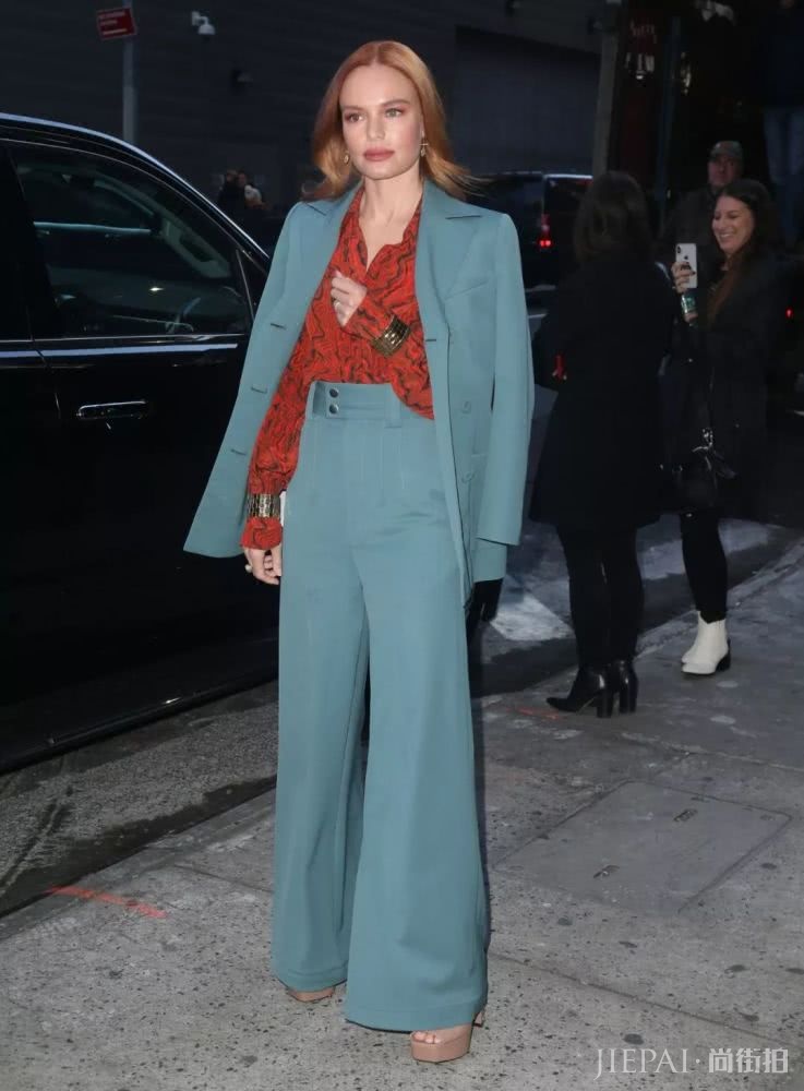 欧美街拍 新年穿红色既能喜庆又很时髦