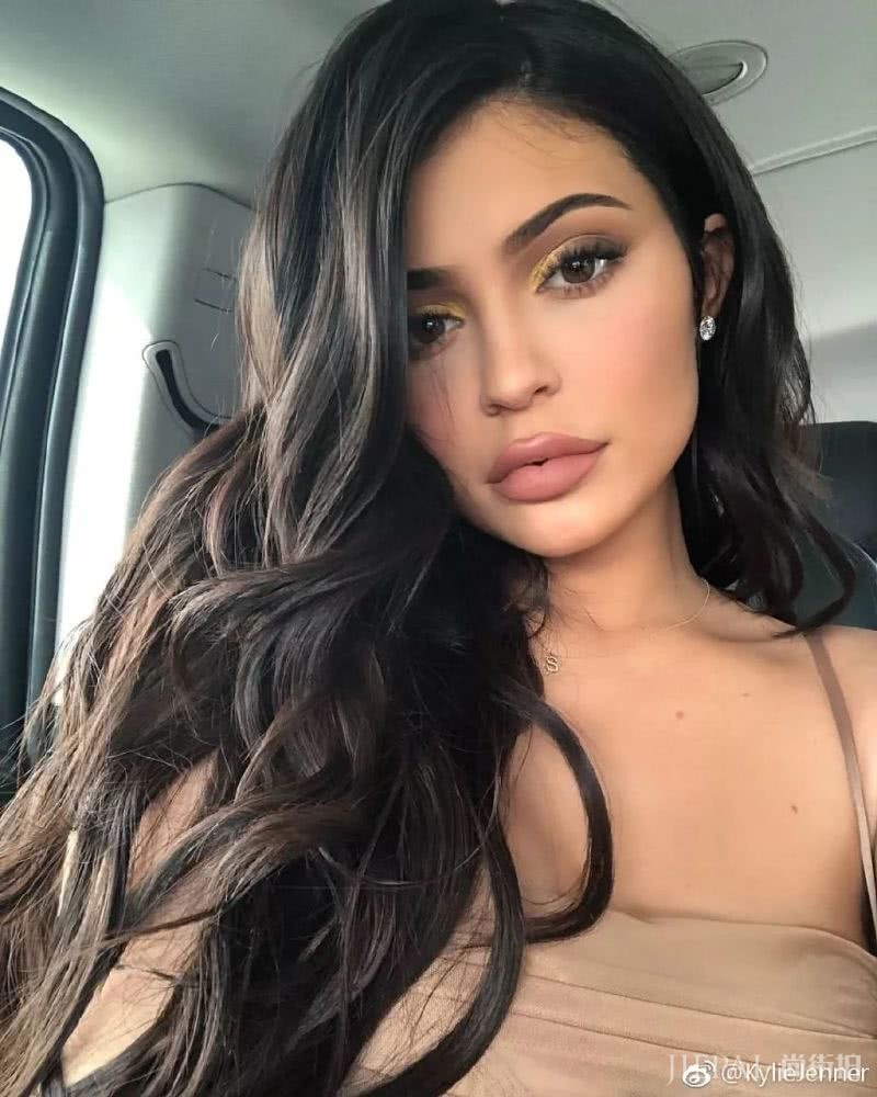 年末妆容怎么化才亮眼?Kylie Jenner给出了最佳示范