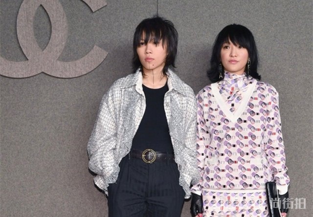 窦靖童周迅一起拍照，网友：一个发型师做的头发