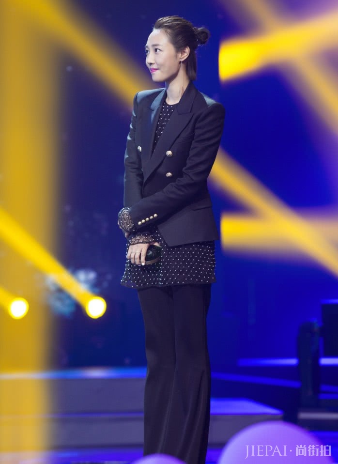 白百何为了塑身形拼了，竟在里面穿铁网衣？难怪看着这么僵硬