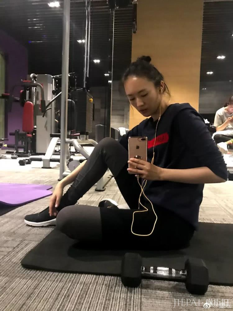 童瑶的气质太温婉了,这次斜刘海的造型加分不少呢