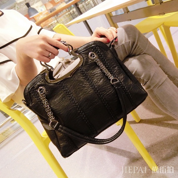 只有这些包包才配得上你的冬大衣