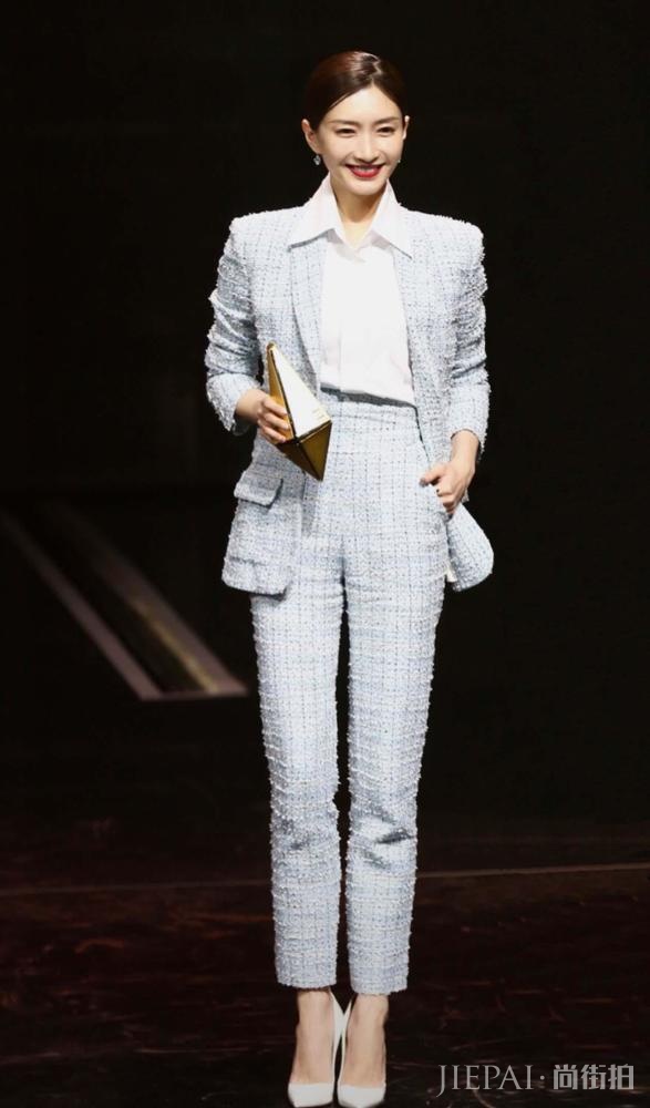 江疏影踩上白色高跟鞋，比超模还有气场