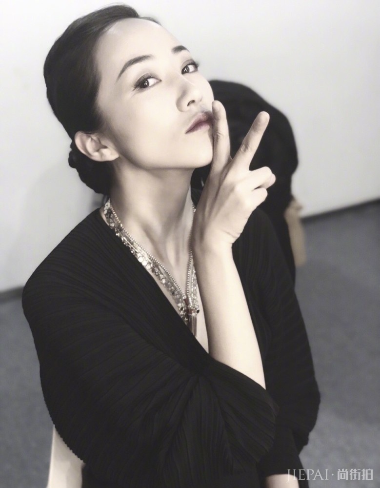 韩雪太美了，盘发搭配露肩衣美得知性又大气，气质太出众！
