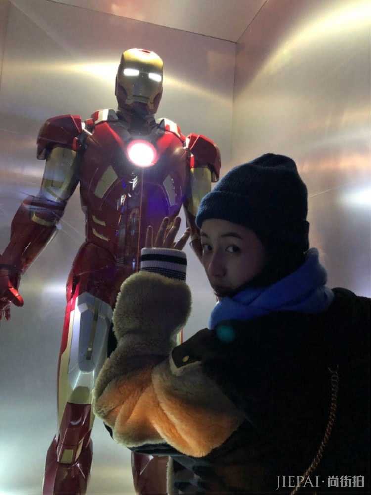 张子枫生活照曝光,摇身一变灵动鬼马的漫威女孩,太会穿衣了