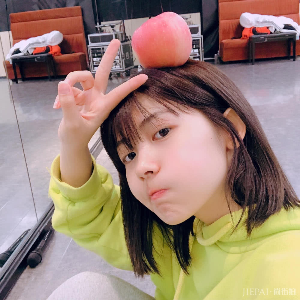 赖美云齐肩短发清新又可爱,显小好多岁!