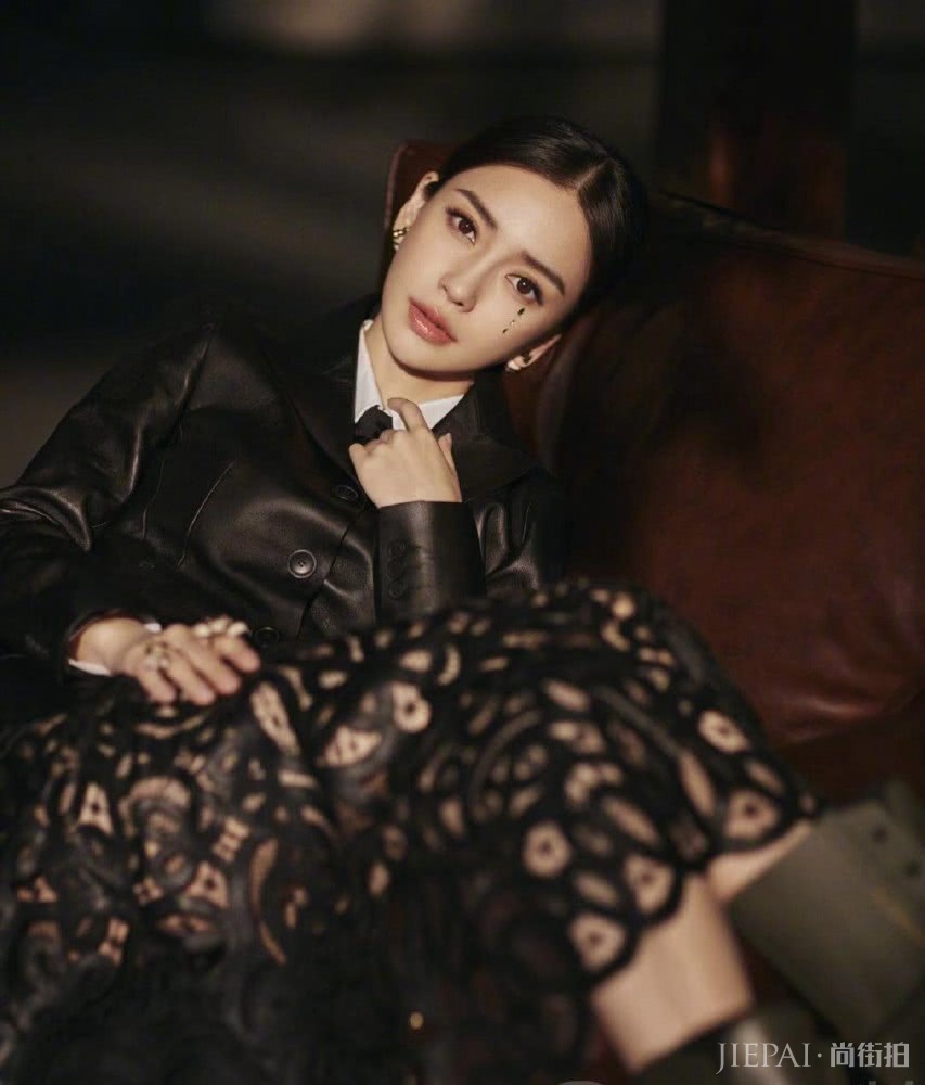 Angelababy登封面造型多变，穿粉裙撞衫唐嫣