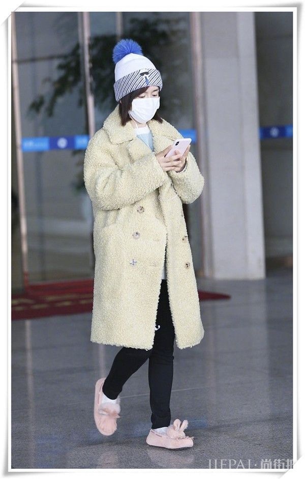 谢娜机场秀真的一次比一次穿的显嫩