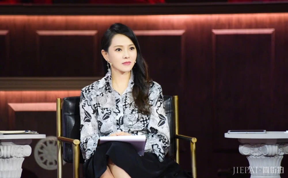 伊能静参加综艺节目《超级演说家》,衬衫搭配黑裙优雅大方