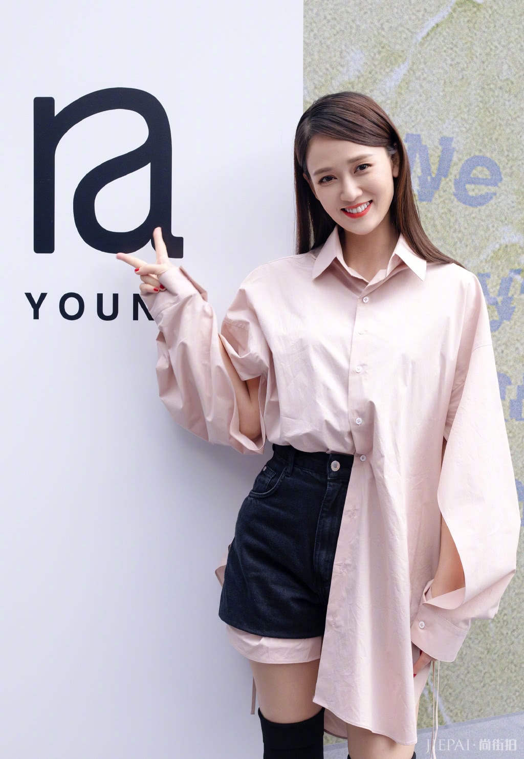 陈乔恩穿蓬蓬裙扮嫩成功，硬是穿出了18岁的模样，真漂亮