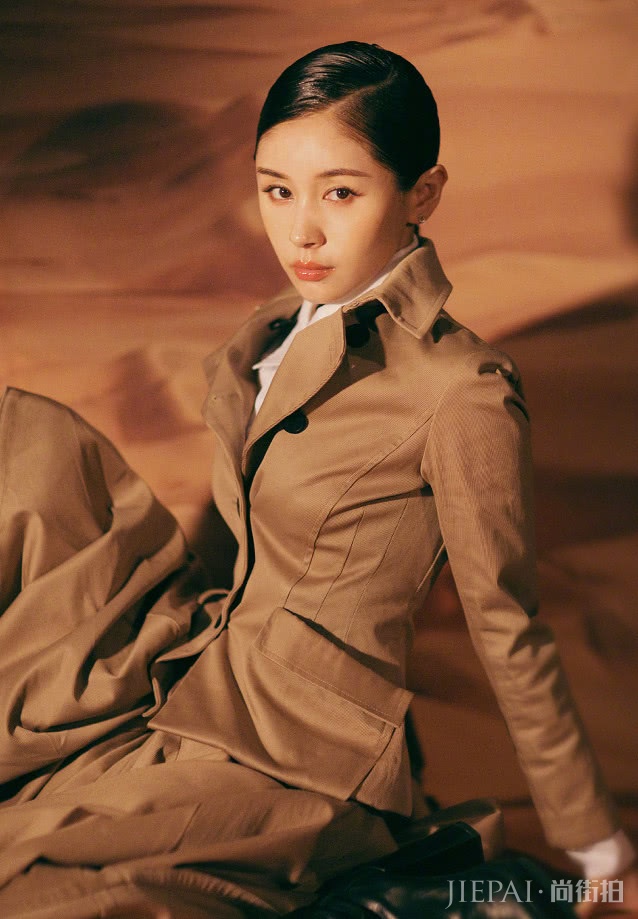 王子文穿着纯色的上衣现身，很是美丽！