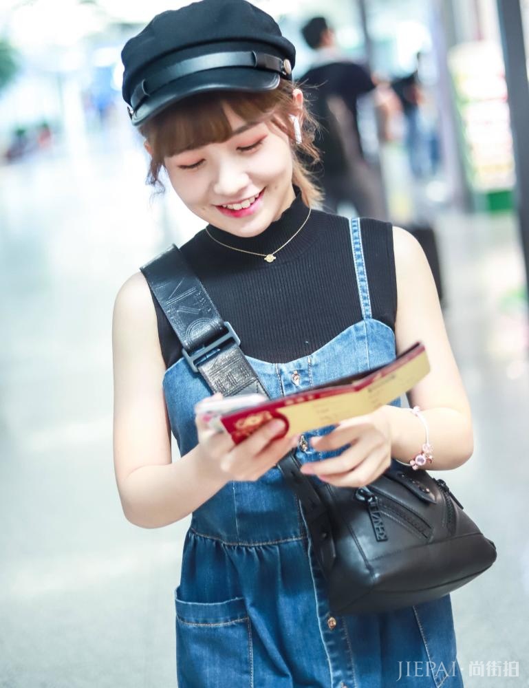 赖美云扎双马尾辫,穿紫色衣服美丽又可爱!