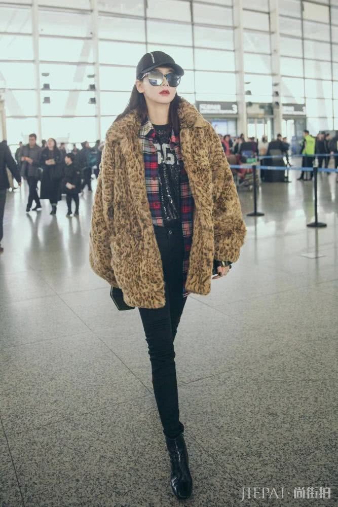 戚薇再次穿上豹纹大衣,气场全开,时髦如开挂!